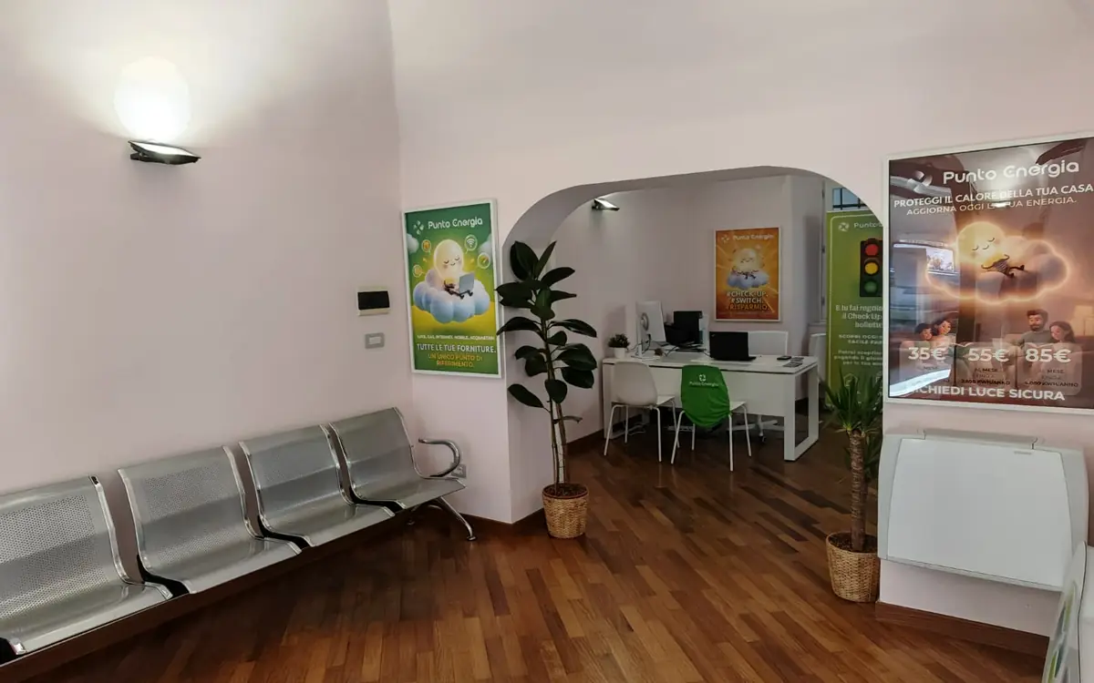 Interno dello sportello Punto Energia a Busalla