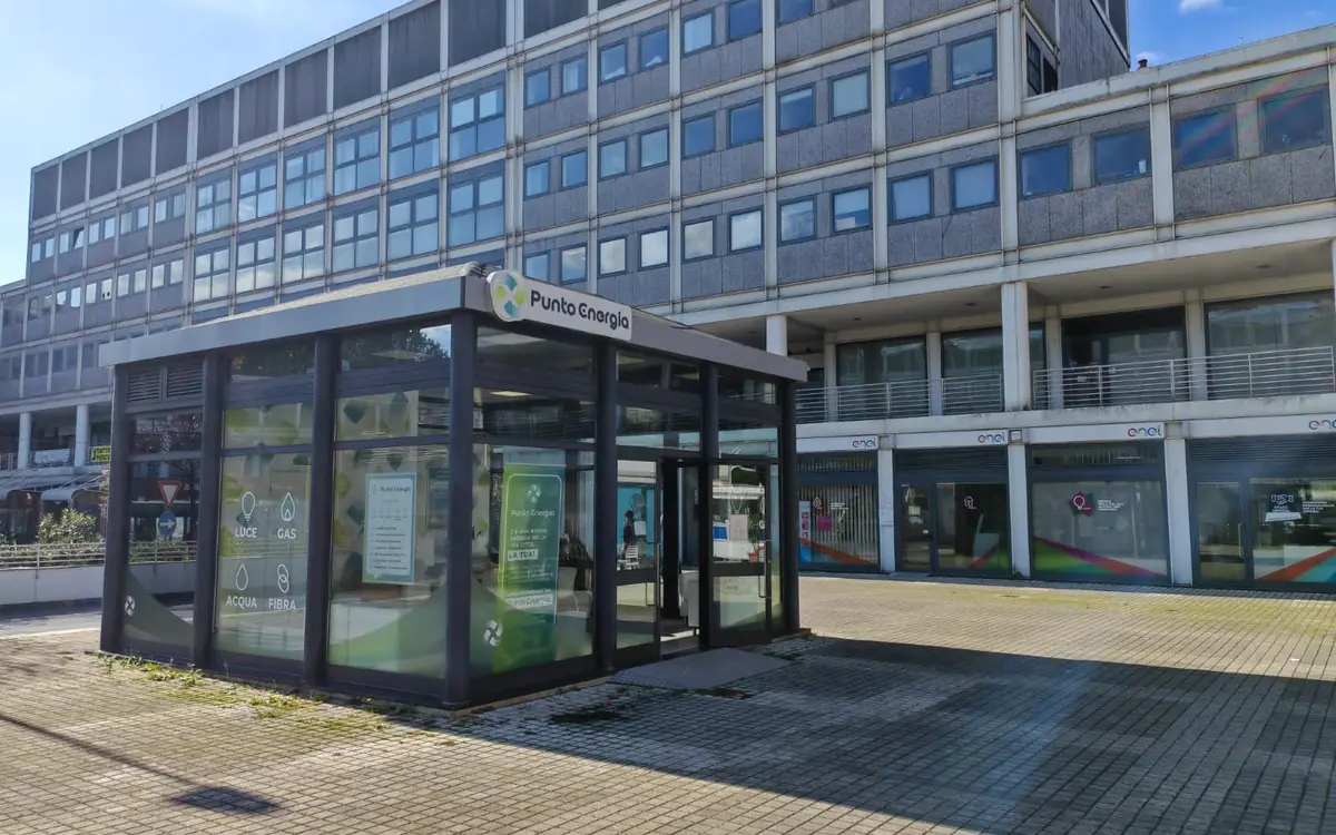 Esterno dello sportello Punto Energia in Piazza Kennedy a La Spezia
