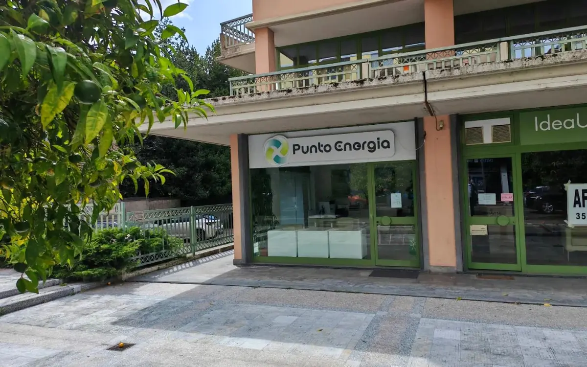 Esterno della sede Punto Energia in Viale Giacomo Puccini a Massa