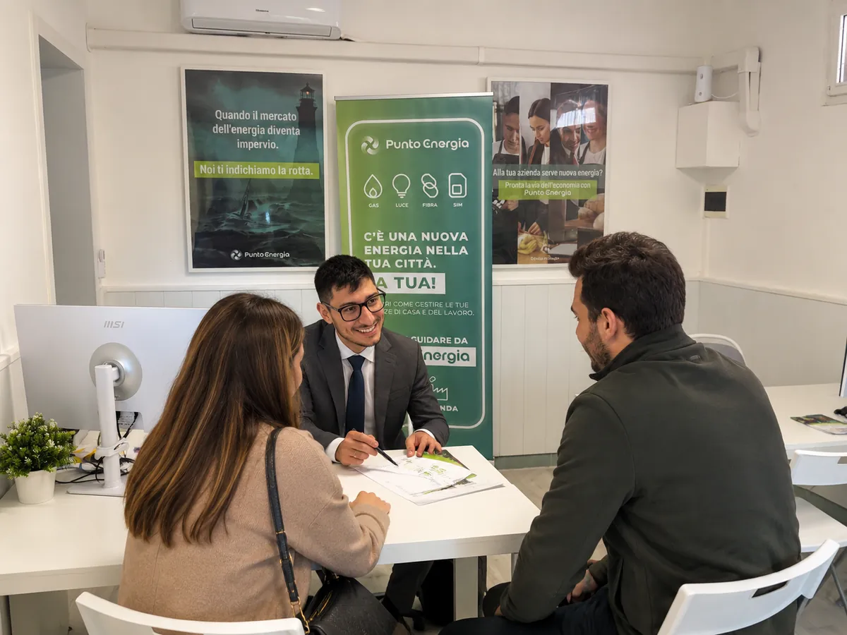 Consulenza con clienti nella sede Punto Energia di Modena